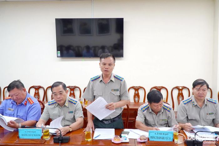 Phó Trưởng Thi hành án dân sự thành phố Đồng Nai Trần Văn Hòa phát biểu tại cuộc họp. Ảnh: An Nhơn