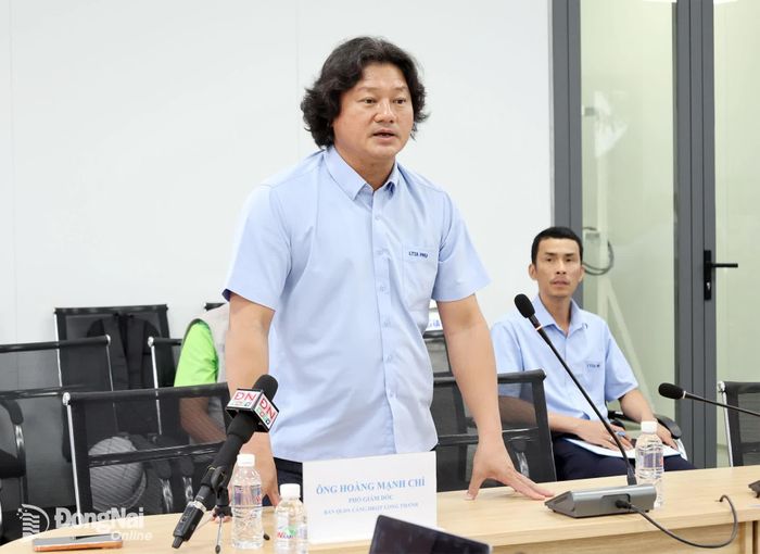Đại diện Ban Quản lý dự án Cảng hàng không quốc tế Long Thành chia sẻ tiến độ xây dựng và khai thác sân bay. Ảnh: Nguyễn Hòa