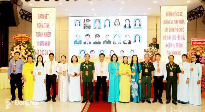 Ban Chấp hành Hội Nạn nhân chất độc da cam/dioxin thành phố Đồng Nai nhiệm kỳ mới ra mắt nhận nhiệm vụ. Ảnh: Nguyễn Hiên