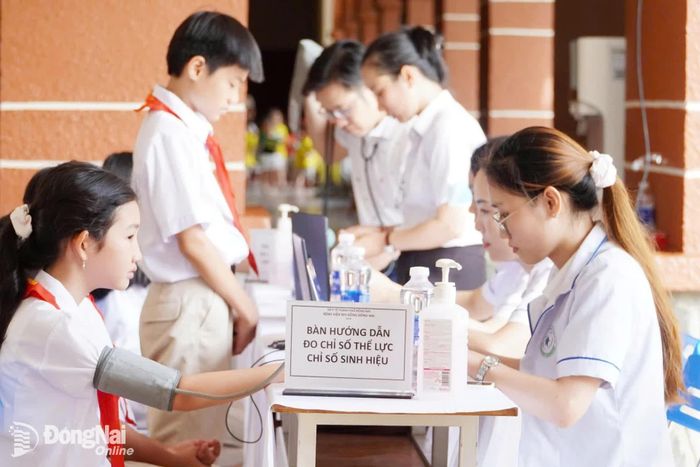 Khám sức khỏe cho học sinh Trường TH-THCS-THPT Song ngữ Lạc Hồng (phường Trấn Biên). Ảnh: Hạnh Dung