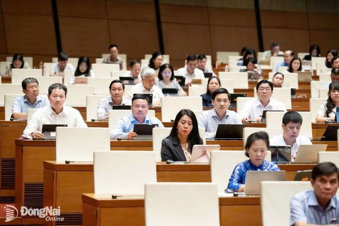 Đồng chí Vũ Hồng Văn, Ủy viên Trung ương Đảng, Bí thư Thành ủy, Trưởng đoàn Đại biểu Quốc hội thành phố Đồng Nai và các đại biểu tham dự phiên thảo luận tại hội trường ngày 30-10. Ảnh: CTV