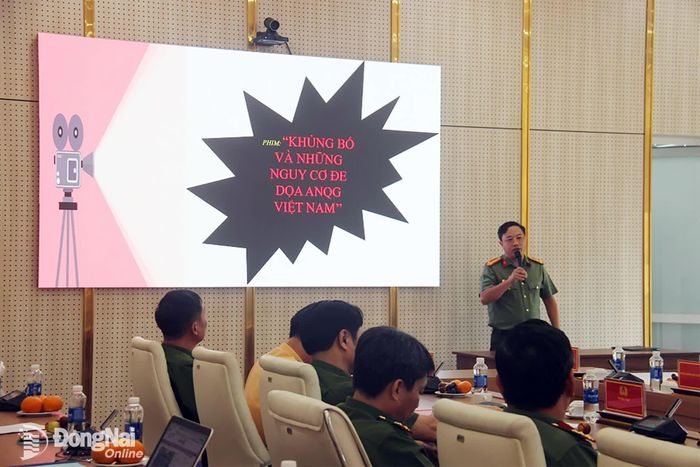 Báo cáo viên của Bộ Công an trình bày các chuyên đề về công tác phòng, chống khủng bố tại hội nghị. Ảnh: Trần Danh