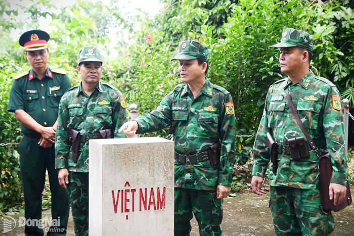 Đoàn khảo sát tại mốc quốc giới trên địa bàn xã Hưng Phước. Ảnh: Xuân Kiệt