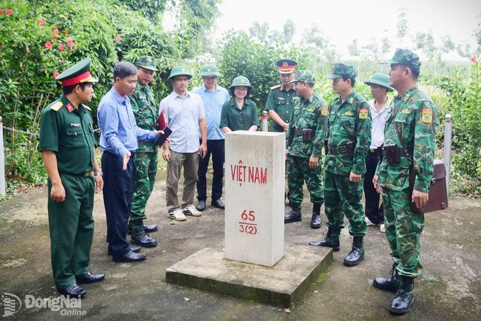Lực lượng Bộ đội Biên phòng cùng Ban Chỉ đạo công tác biên giới thành phố Đồng Nai khảo sát khu vực biên giới thuộc địa phận xã Hưng Phước. Ảnh: Xuân Kiệt