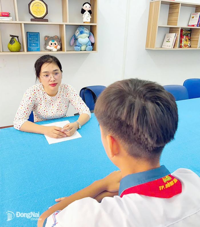 Cô Hồ Thị Huế, Trường THCS Phước Tân, phường Phước Tân, lắng nghe tâm sự của học sinh tại “Trạm cảm xúc” - phòng tư vấn tâm lý của trường. Ảnh: Bích Nhàn