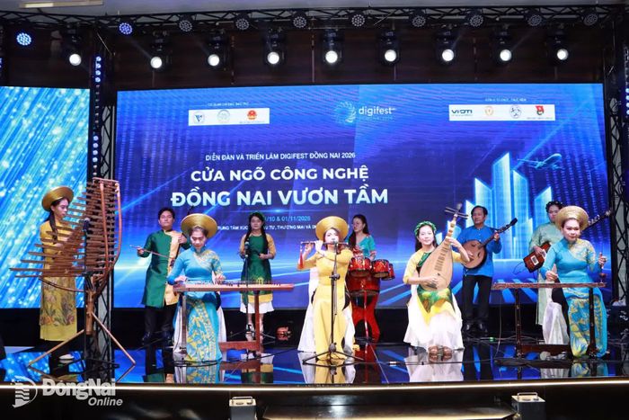 Một tiết mục hòa tấu của dàn nhạc dân tộc đặc sắc tại chương trình. Ảnh: Thảo Quế