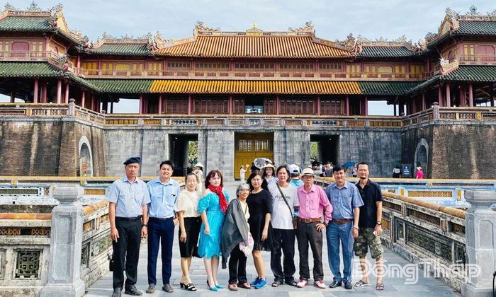 Các họa sĩ Đồng Tháp trong một chuyến đi thực tế sáng tác ở thành phố Huế.