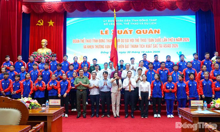 Đồng chí Nguyễn Thanh Nhàn trao cờ xuất quân cho Đoàn Thể thao tỉnh Đồng Tháp.