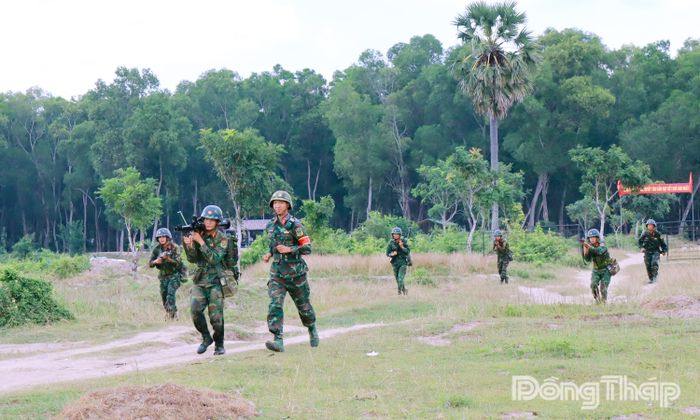 Cán bộ, chiến sĩ xung phong tiêu diệt mục tiêu trong diễn tập.