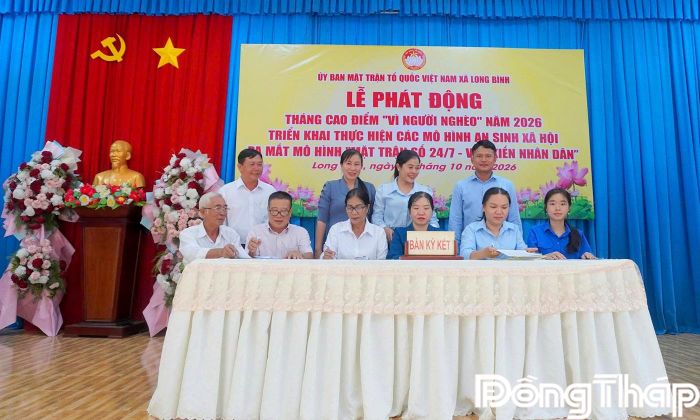Ký kết bàn giao và tiếp nhận hỗ trợ hộ nghèo giữa các tổ chức chính trị - xã hội và các hội quần chúng tại buổi lễ.