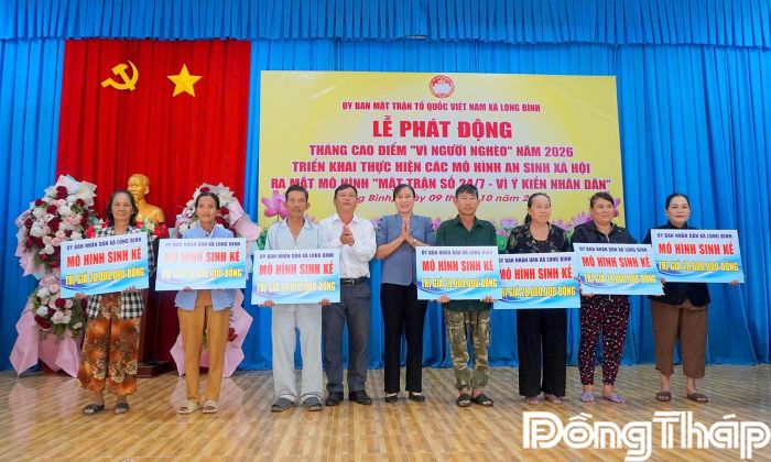 Đồng chí Võ Ngọc Tân và đồng chí Huỳnh Thị Kim Huệ trao bảng tượng trưng hỗ trợ mô hình sinh kế cho đại diện 7 hộ tại lễ phát động.