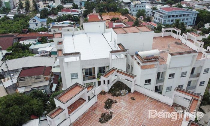 Khu vực sân thượng chung cư Victoria Premium. Do tình trạng thấm dột kéo dài, cư dân phải tự lắp đặt mái che tại sân thượng để hạn chế nước thấm.