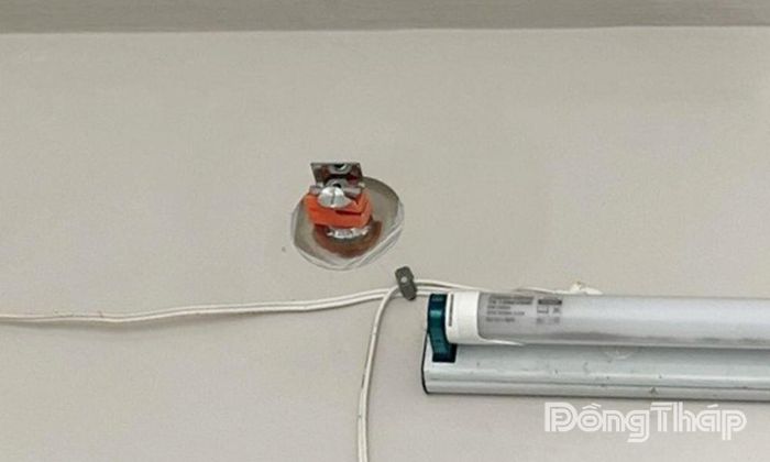 Một thiết bị thuộc hệ thống phòng cháy, chữa cháy được lắp đặt bên trong căn hộ.