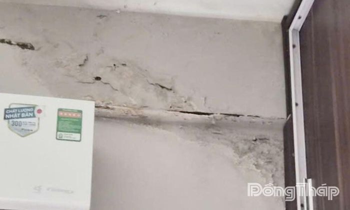 Tình trạng thấm dột, bong tróc tại vị trí tiếp giáp giữa trần và tường trong một căn hộ.