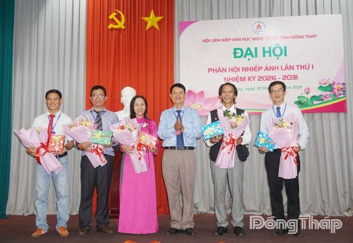 Ban Chấp hành khóa mới tặng quà tri ân các cá nhân đóng góp trong nhiệm kỳ qua.