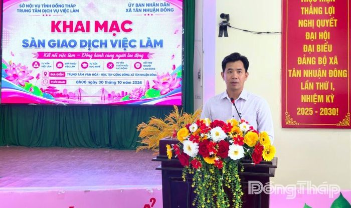 Ông Nguyễn Văn Vũ, Phó Giám đốc Trung tâm Dịch vụ việc làm Đồng Tháp phát biểu khai mạc Phiên Giao dịch việc làm tại xã Tân Nhuận Đông. 