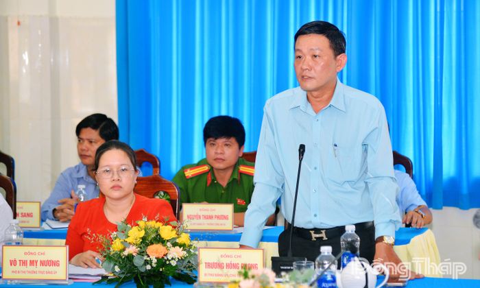 Đồng chí Trương Hồng Phong, Bí thư Đảng ủy, Chủ tịch HĐND xã Tân Đông phát biểu tại buổi làm việc.