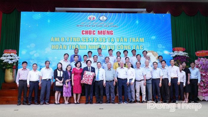 Các đại biểu đến dự lễ và chúc mừng Giáo sư, Tiến sĩ Tạ Văn Trầm.