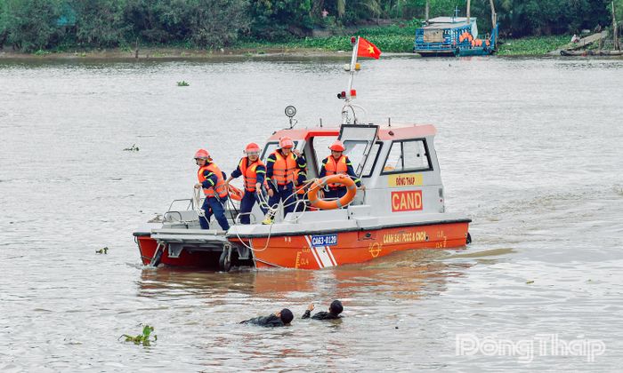 Các lực lượng ứng cứu người gặp nạn.