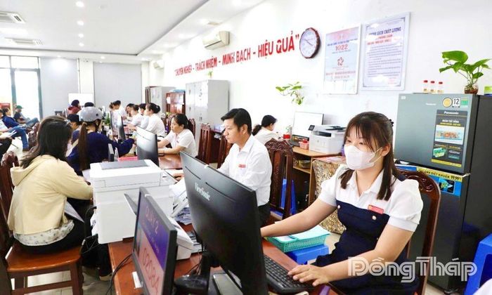 Cán bộ, công chức Trung tâm Phục vụ hành chính công phường Cao Lãnh nỗ lực giải quyết hồ sơ nhanh chóng, đúng quy định vì sự hài lòng của người dân.