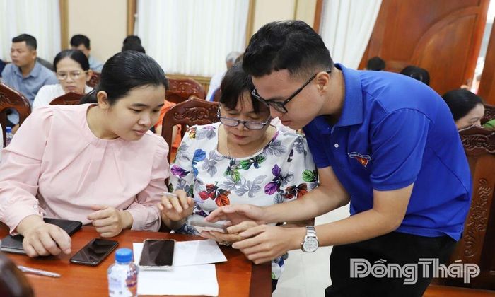 Tuổi trẻ Cao Lãnh xung kích đưa tiện ích số đến gần hơn với người dân.