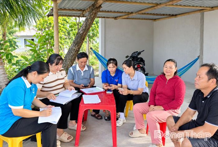 Tổ công nghệ số cộng đồng đến từng khu dân cư, đi từng ngõ, gõ từng nhà, trực tiếp hướng dẫn người dân cài đặt, kích hoạt và sử dụng các tiện ích trên ứng dụng VNeID.