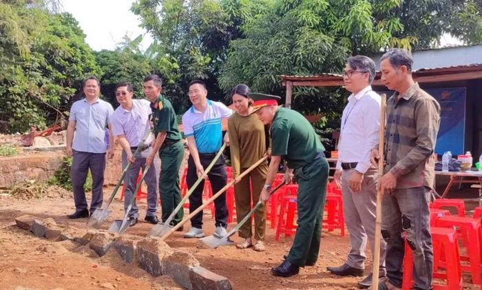 Khởi công xây nhà tình nghĩa cho gia đình Thượng sĩ Kpă Thiêp. Ảnh: Ngọc Anh