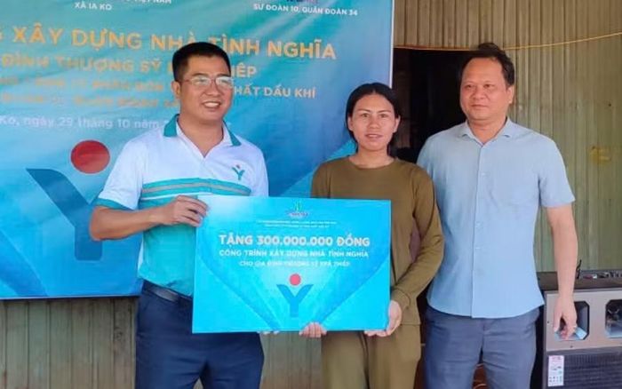 Đại diện Tổng Công ty Phân bón và Hóa chất Dầu khí-CTCP trao khoản tài trợ 300 triệu đồng cho gia đình Thượng sĩ Kpă Thiêp. Ảnh: Ngọc Anh