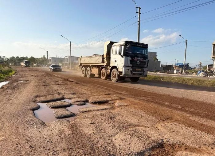 Đoạn quốc lộ 19B qua địa bàn phường An Nhơn có nhiều điểm hư hỏng gây nguy hiểm cho người tham gia giao thông. Ảnh: N.C