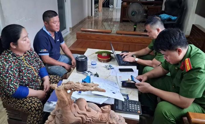  Cơ quan chức năng làm việc với chủ cửa hàng để xác định nguồn gốc của số hàng không có hóa đơn, chứng từ. Ảnh: Quốc Hùng 