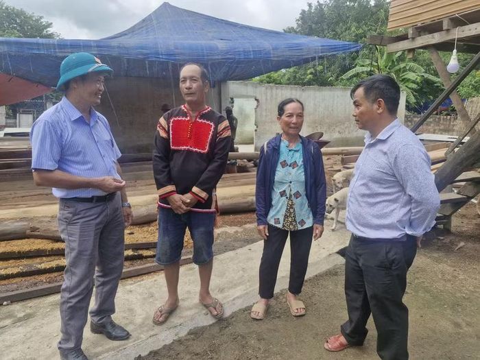  Cán bộ xã Ia Tul trao đổi tình hình di dời của bà con trong buôn Jứ (xã Ia Tul) với già làng Nay Hen (thứ 2 từ trái sang). Ảnh: Dung Hoàng 