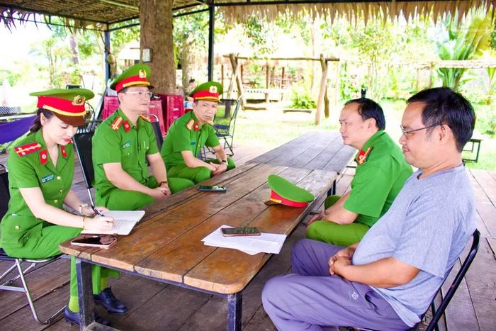  Cán bộ Công an hướng dẫn, nhắc nhở chủ cơ sở lưu trú chấp hành quy định về ANTT và PCCC. Ảnh: Văn Ngọc 