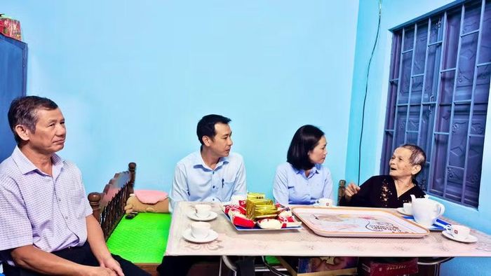 Lãnh đạo phường Pleiku thăm hỏi, trò chuyện cùng bà Hồ Thị Thu. Ảnh: Phương Thảo