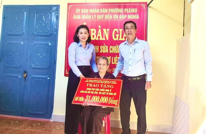 Trao kinh phí hỗ trợ sửa chữa nhà ở cho bà Hồ Thị Thu. Ảnh: Phương Thảo