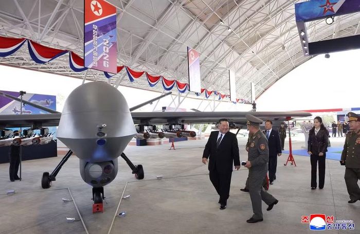 Nhà lãnh đạo Triều Tiên Kim Jong-un tham quan nơi trưng bày mẫu UAV tấn công. Ảnh: Reuters