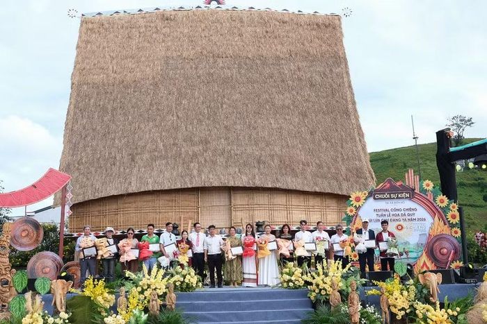  Trao chứng nhận cho các gian hàng tham gia chuỗi sự kiện. Ảnh: Hoàng Ngọc 