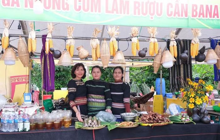  Các gian hàng ẩm thực cùng sự thân thiện của người dân địa phương tạo ấn tượng với khách du lịch. Ảnh: Hoàng Ngọc 