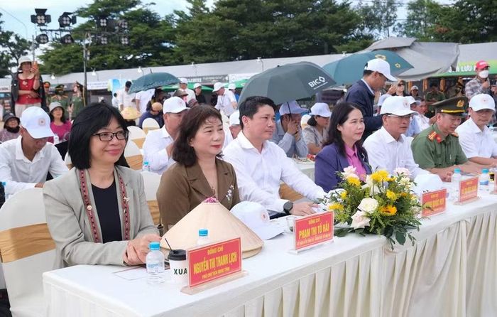  Phó chủ tịch UBND tỉnh Nguyễn Thị Thanh Lịch (bên trái) cùng lãnh đạo các sở, ngành dự lễ khai mạc. Ảnh: Hoàng Ngọc 