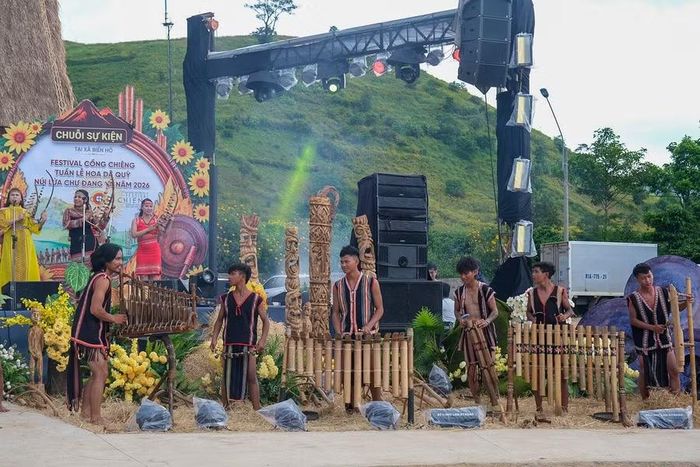  Bà con làng Ia Gri trình diễn nhạc cụ dân tộc dưới chân núi lửa phục vụ người dân và du khách trong lễ khai mạc. Ảnh: Hoàng Ngọc 