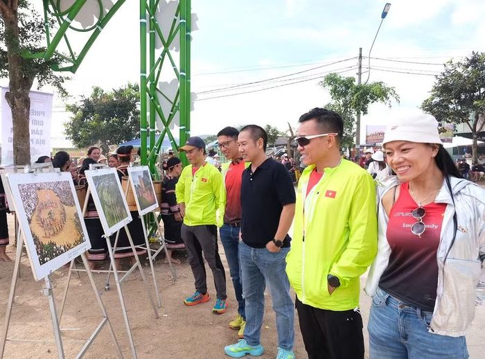  Các runner tham gia giải chạy Gia Lai City trail xem triển lãm Không gian văn hóa cồng chiêng tại lễ khai mạc. Ảnh: Hoàng Ngọc 