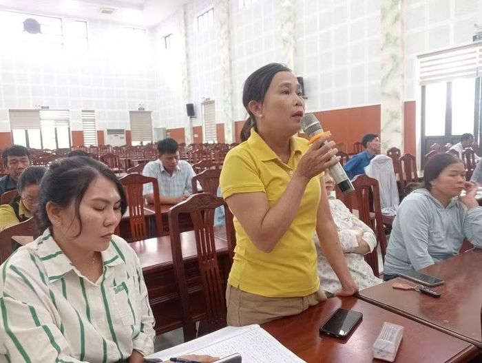  Người dân xã Phú Túc kiến nghị tại buổi đối thoại. Ảnh: Nguyễn Chi 