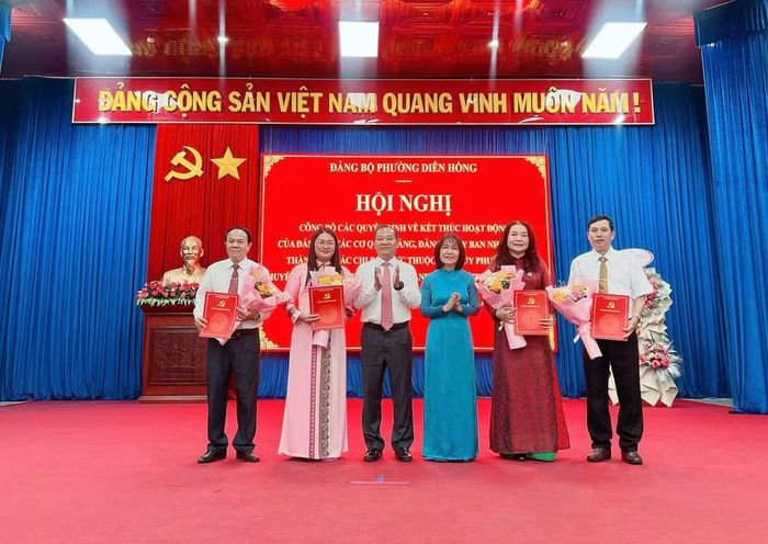  Lãnh đạo Đảng ủy phường Diên Hồng trao quyết định chuyển chi bộ trường học thành Đảng bộ trường học trực thuộc Đảng bộ phường. Ảnh: Đỗ Hằng 