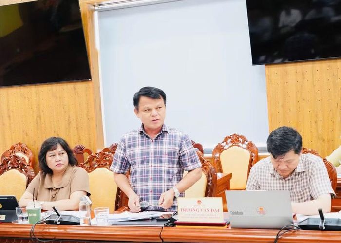  Thành viên đoàn giám sát HĐND tỉnh phát biểu ý kiến tại buổi giám sát. Ảnh: Nguyễn Hân 