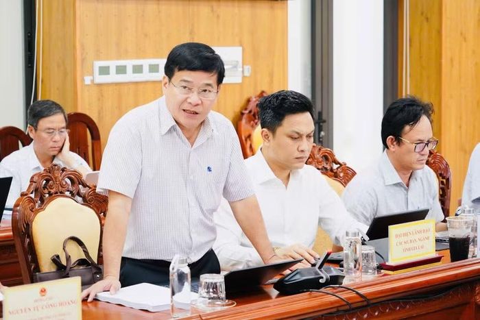  Đại diện lãnh đạo Sở Tài chính báo cáo tình hình triển khai, thực hiện các dự án đầu tư ngoài ngân sách nhà nước trên địa bàn tỉnh giai đoạn 2021-2025. Ảnh Nguyễn Hân 