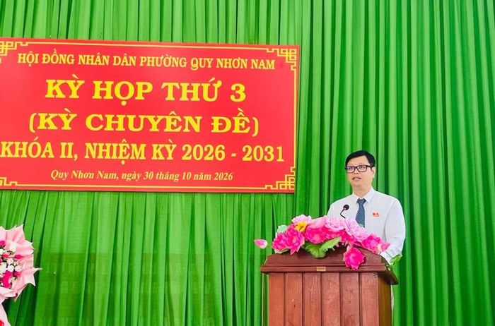  Bí thư Đảng ủy, Chủ tịch HĐND phường Đặng Mạnh Cường phát biểu khai mạc kỳ họp. Ảnh: Minh Hoàng 