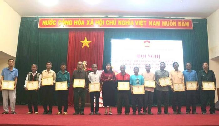 Chủ tịch UBND xã Kbang tặng giấy khen cho 15 người có uy tín tiêu biểu vì thành tích xuất sắc trong phong trào thi đua yêu nước năm 2026. Ảnh: Hà Duyệt