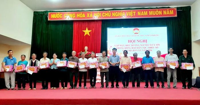Đảng ủy - HĐND - UBND - Ủy ban MTTQ Việt Nam xã Kbang tặng quà cho 17 người có uy tín. Ảnh: Hà Duyệt