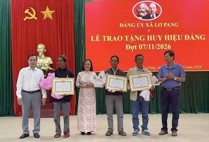  Đảng ủy xã Lơ Pang trao huy hiệu Đảng cho các đảng viên. Ảnh: Khánh Phong 