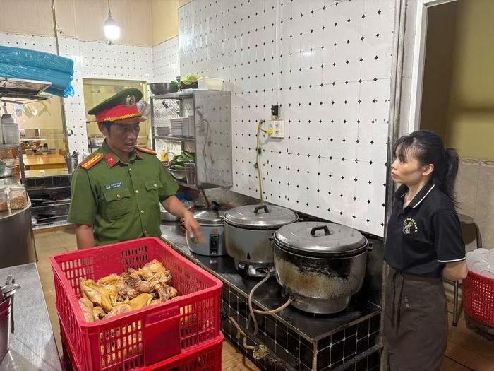 Công an phường Pleiku đã kiểm tra nguồn gốc, xuất xứ, hạn sử dụng của nguyên liệu và thực phẩm. Ảnh: Văn Ngọc