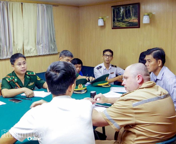 Cán bộ Đồn Biên phòng Cửa khẩu cảng Nha Trang làm thủ tục xuất nhập cảnh cho các tàu quốc tế đến Khánh Hòa.